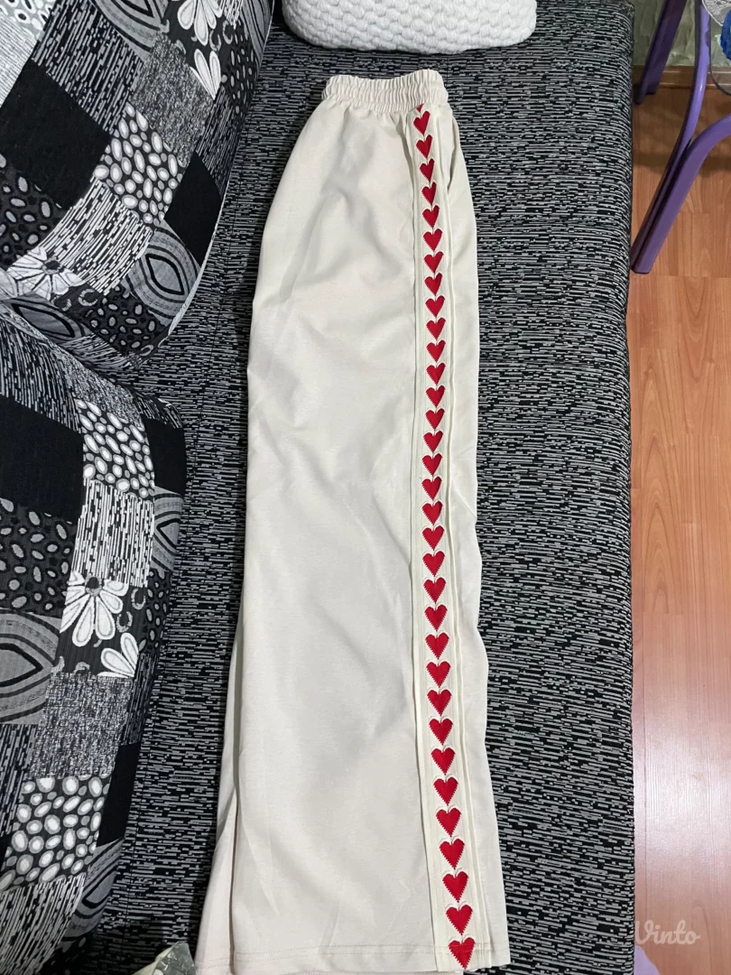 Donji deo trenerke sa srcima