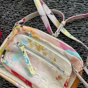 Desigual sarena torbica