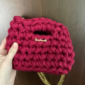 Heklana bordo torbica