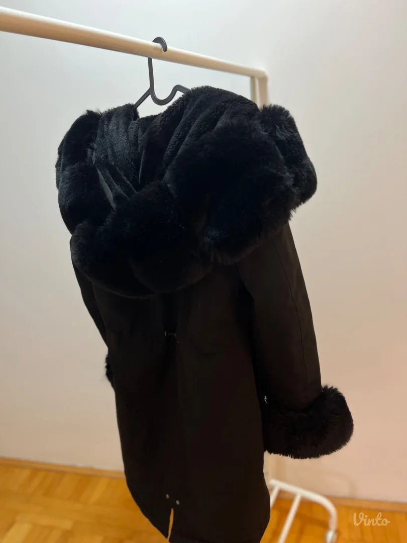 Crna zimska jakna sa krznom