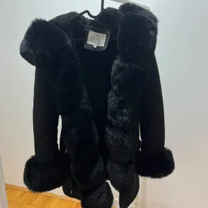 Crna zimska jakna sa krznom