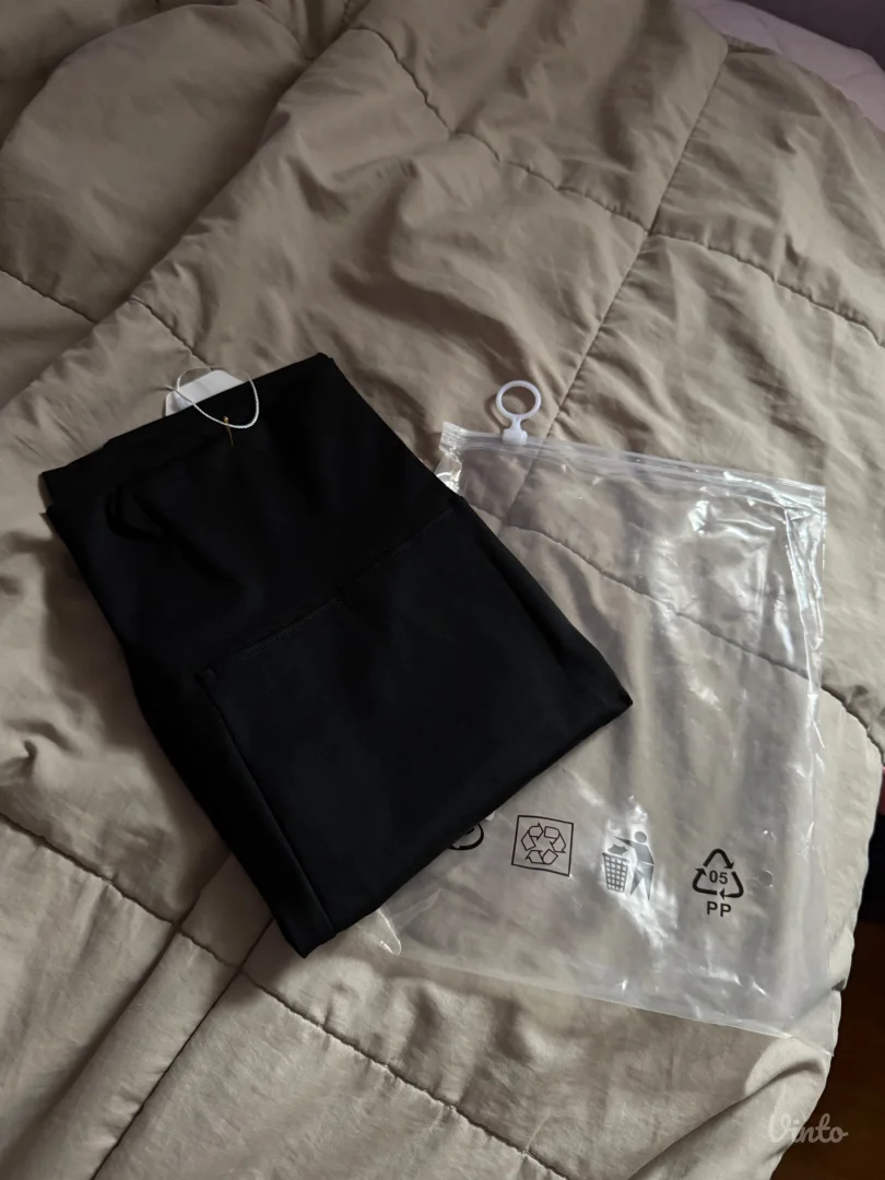 Helanke nove sa etiketom model kao skims