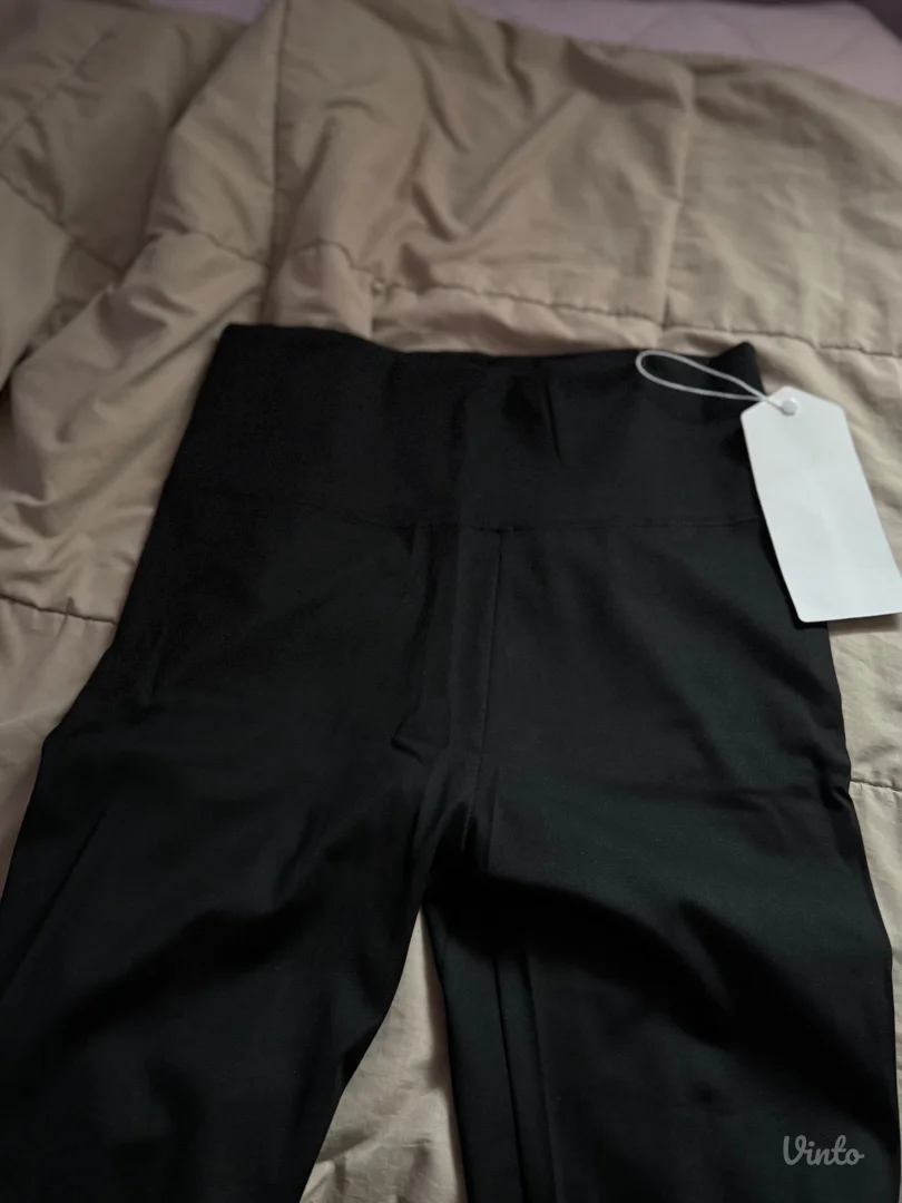 Helanke nove sa etiketom model kao skims