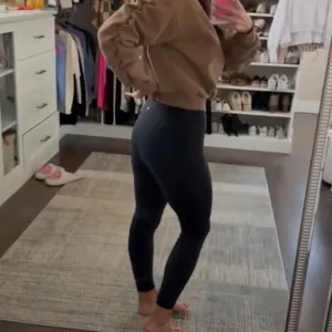 Helanke nove sa etiketom model kao skims