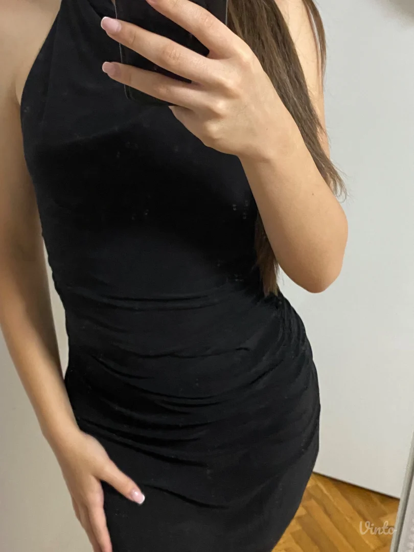 Crna haljina s naborom