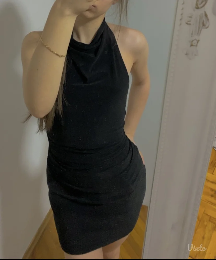 Crna haljina s naborom