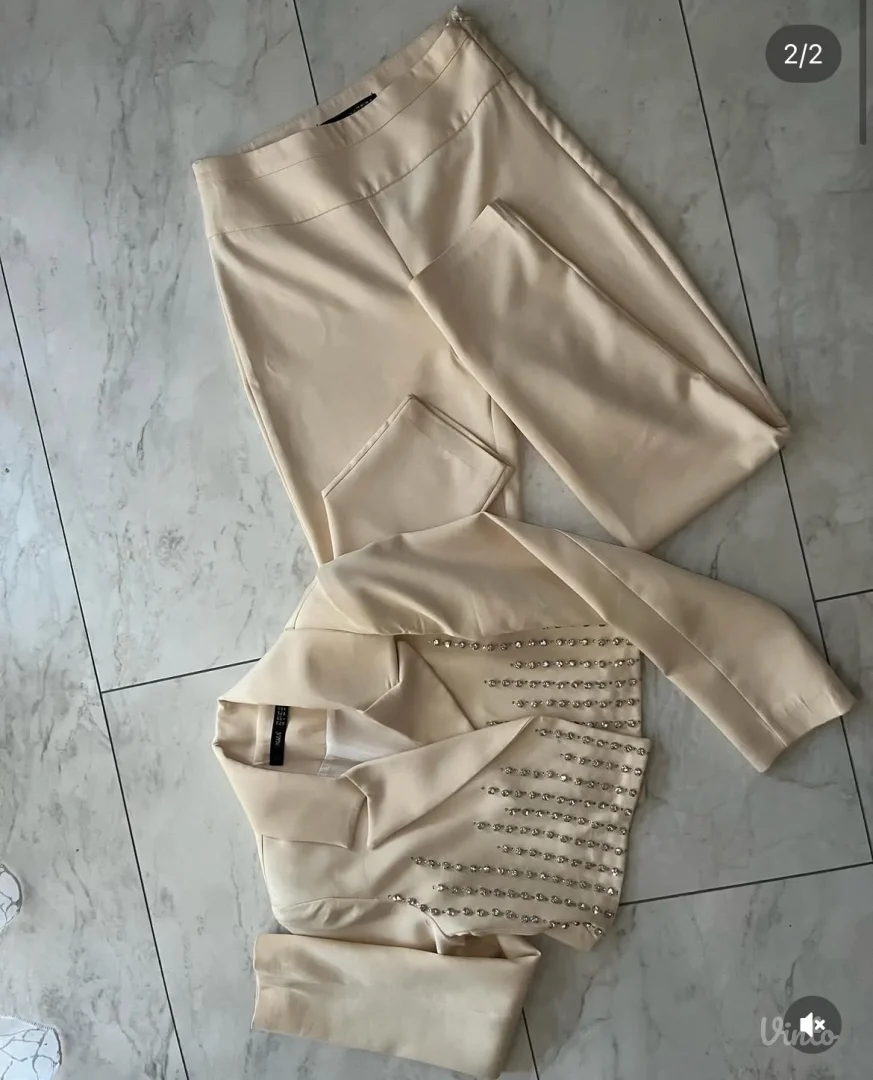 Bež odelo sa cirkonima