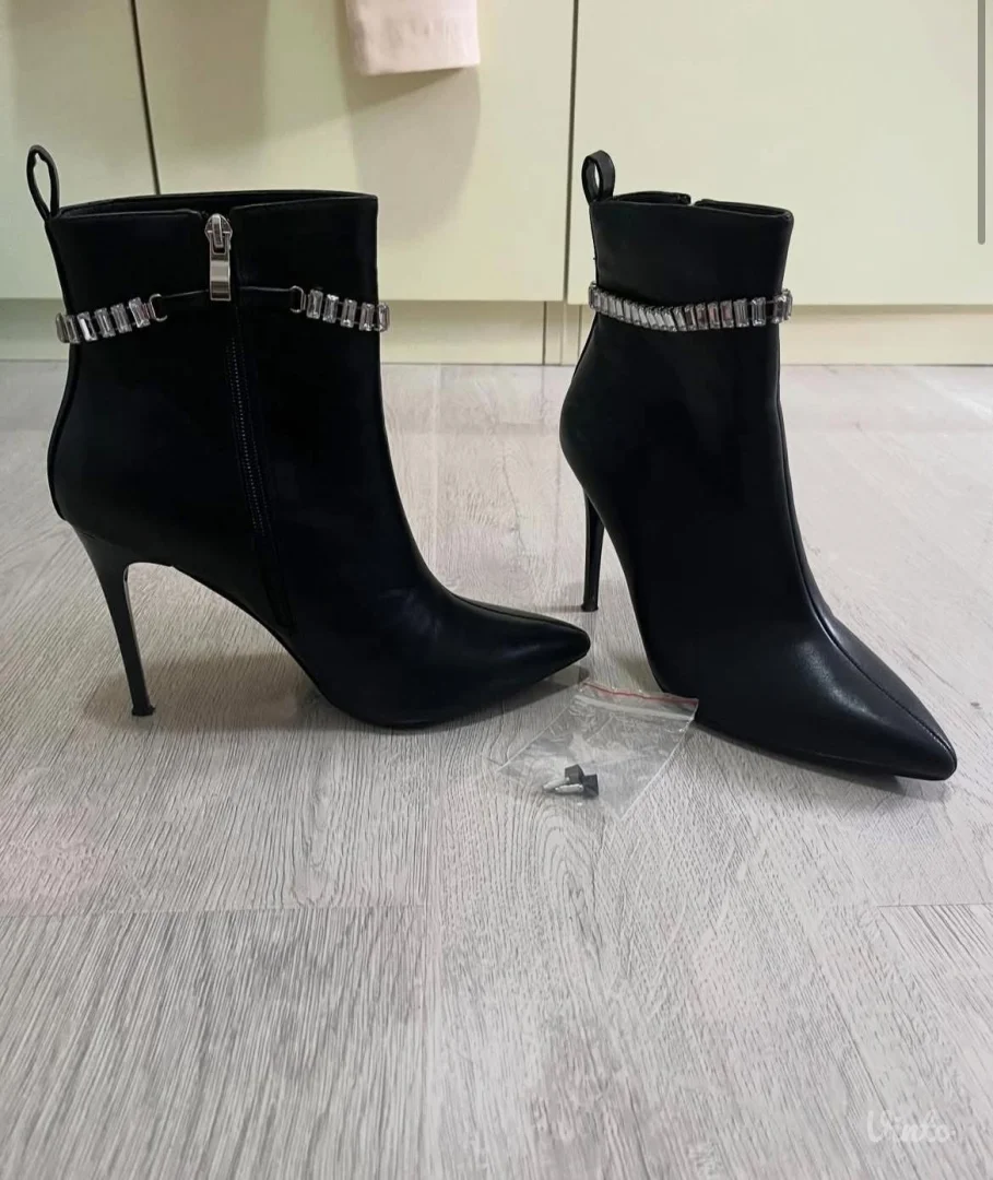 Crne čizme na štiklu