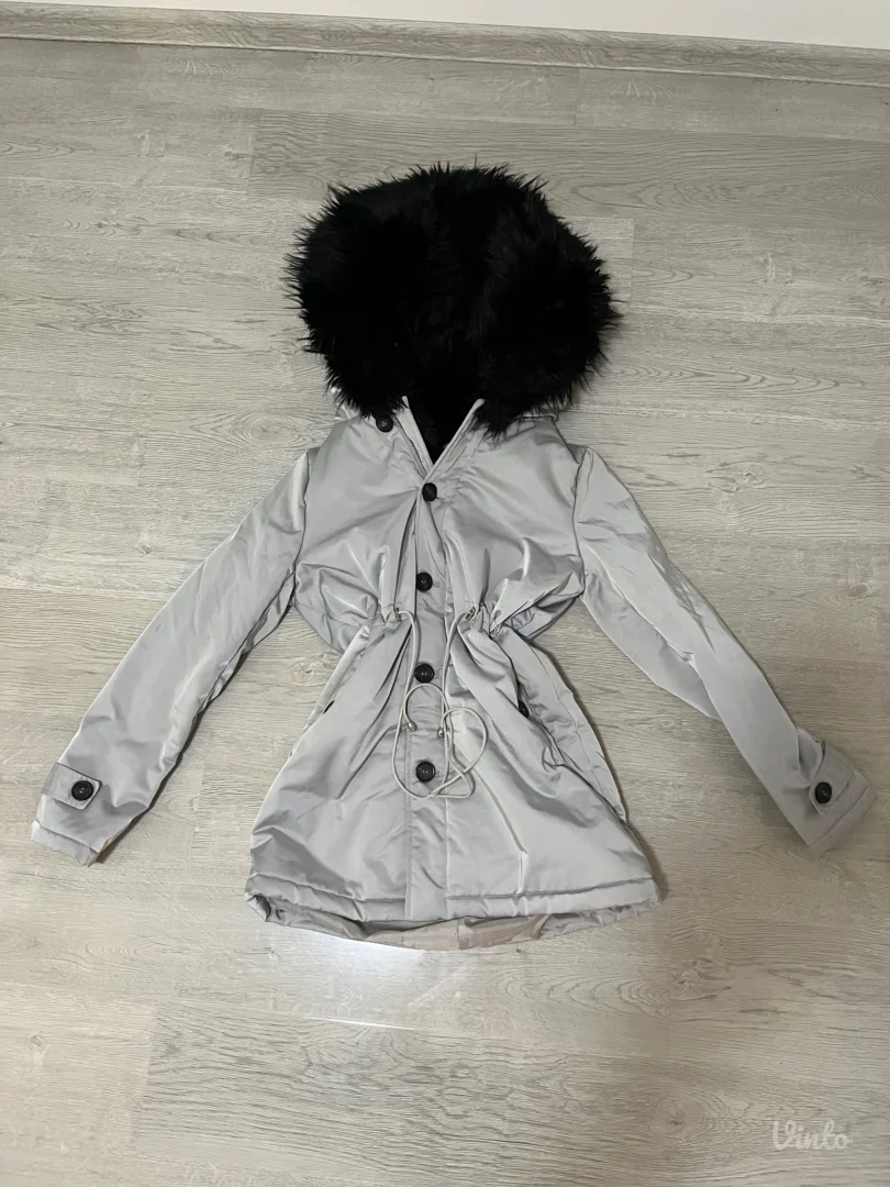 Jakna sa krznenom kapuljačom