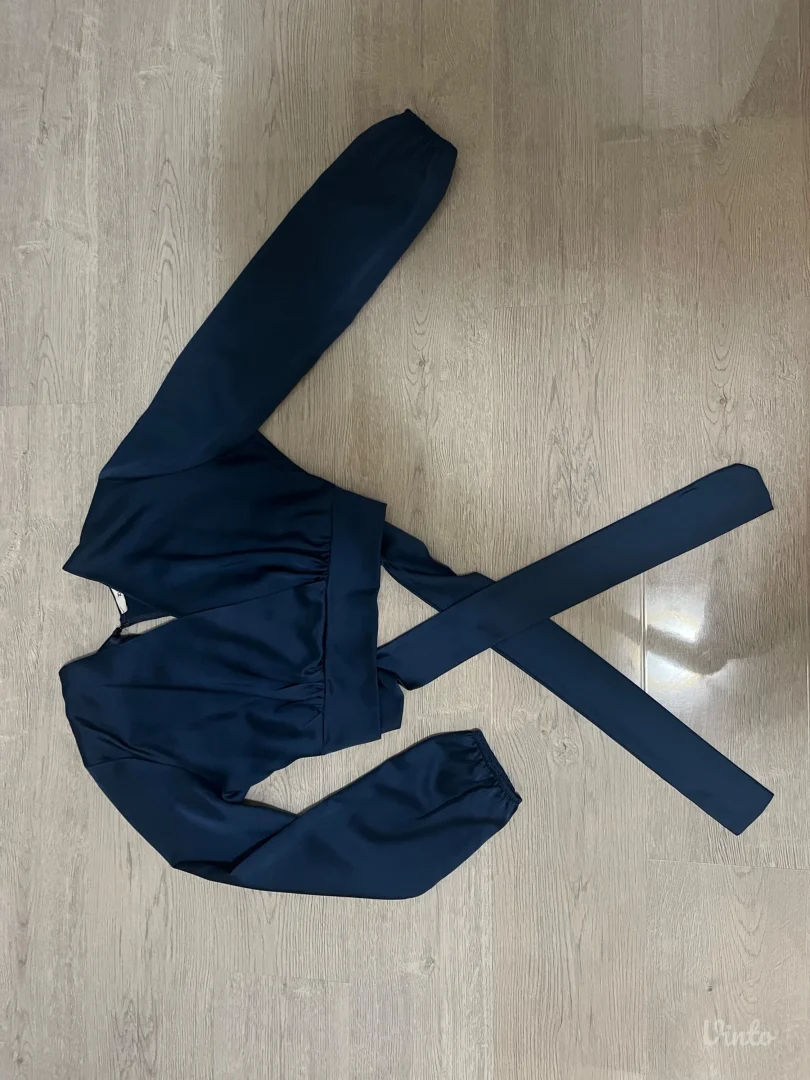 Crop svilena košulja golih leđa sa mašnicom