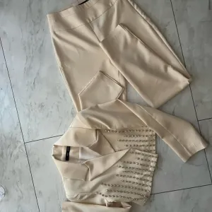 Bež odelo sa cirkonima