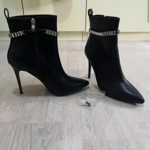 Crne čizme na štiklu