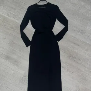 Crna pamučna šlic haljina