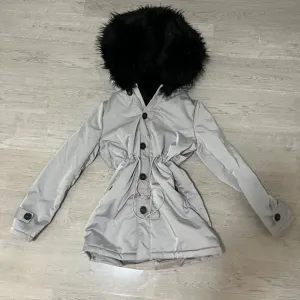 Jakna sa krznenom kapuljačom