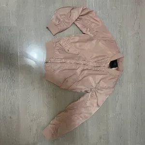 Pull&Bear Puder roze bomber jakna