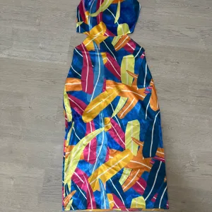 Svilena haljina golih leđa