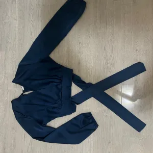 Crop svilena košulja golih leđa sa mašnicom