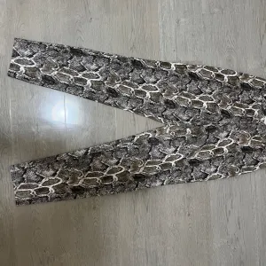 Calzedonia kožne pantalone/helanke