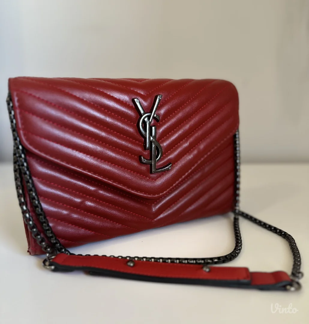 Crvena torbica sa lancem