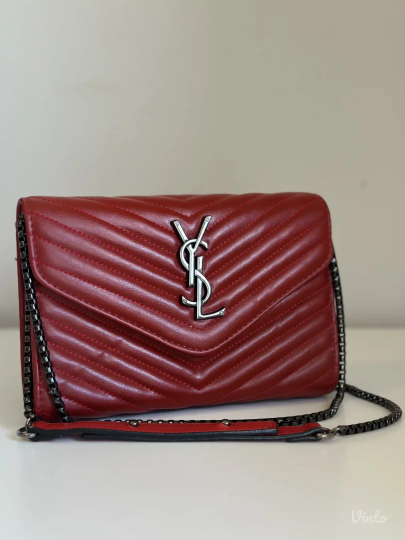 Crvena torbica sa lancem