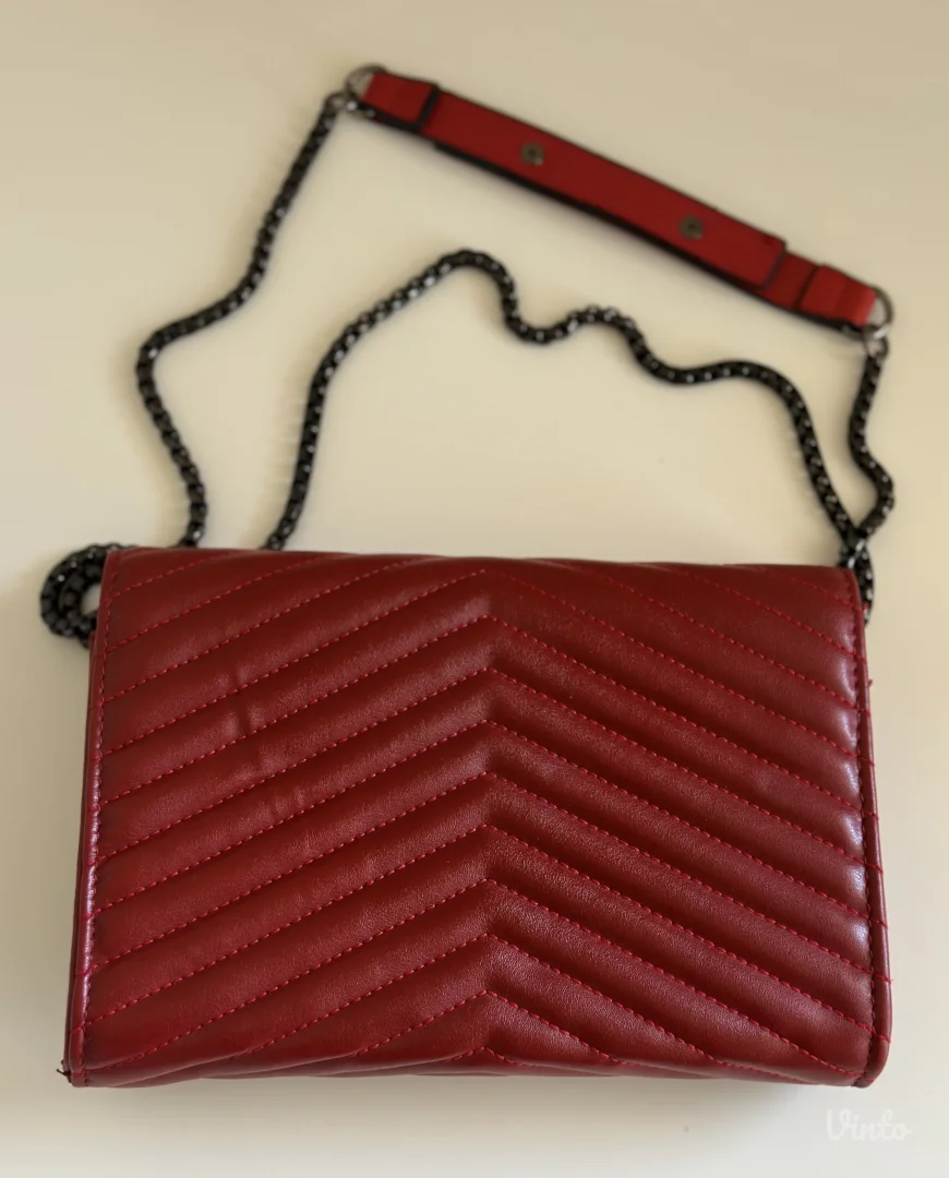 Crvena torbica sa lancem