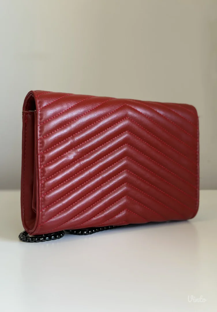 Crvena torbica sa lancem