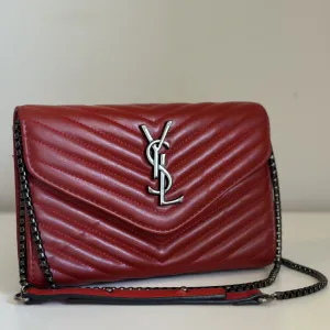 Crvena torbica sa lancem