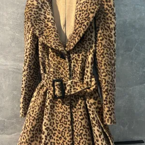 Leopard kaput zanimljivog kroja