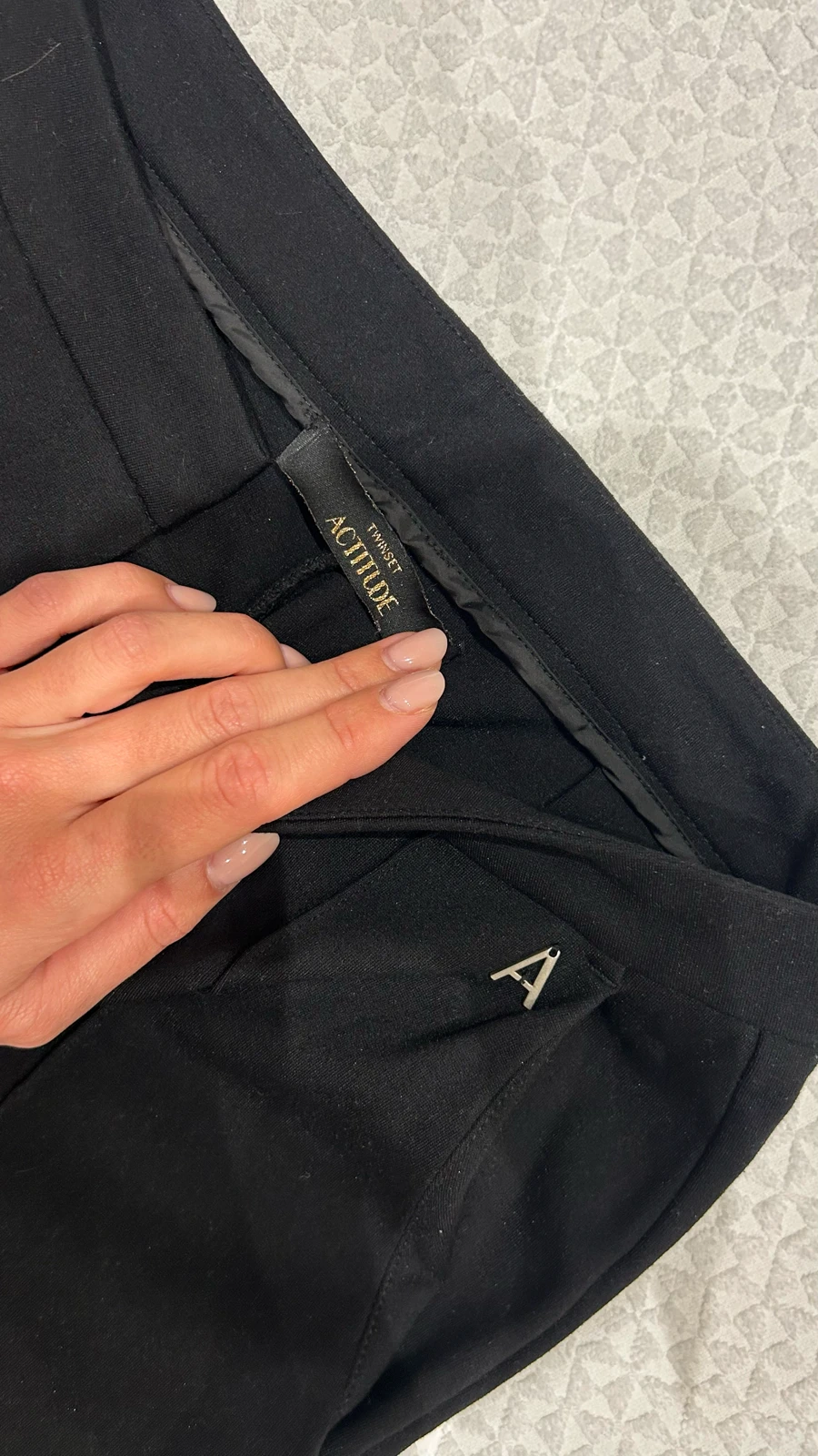 Actitude crne pantalone