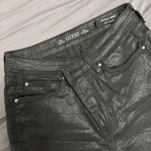 Guess crne zenske pantalone