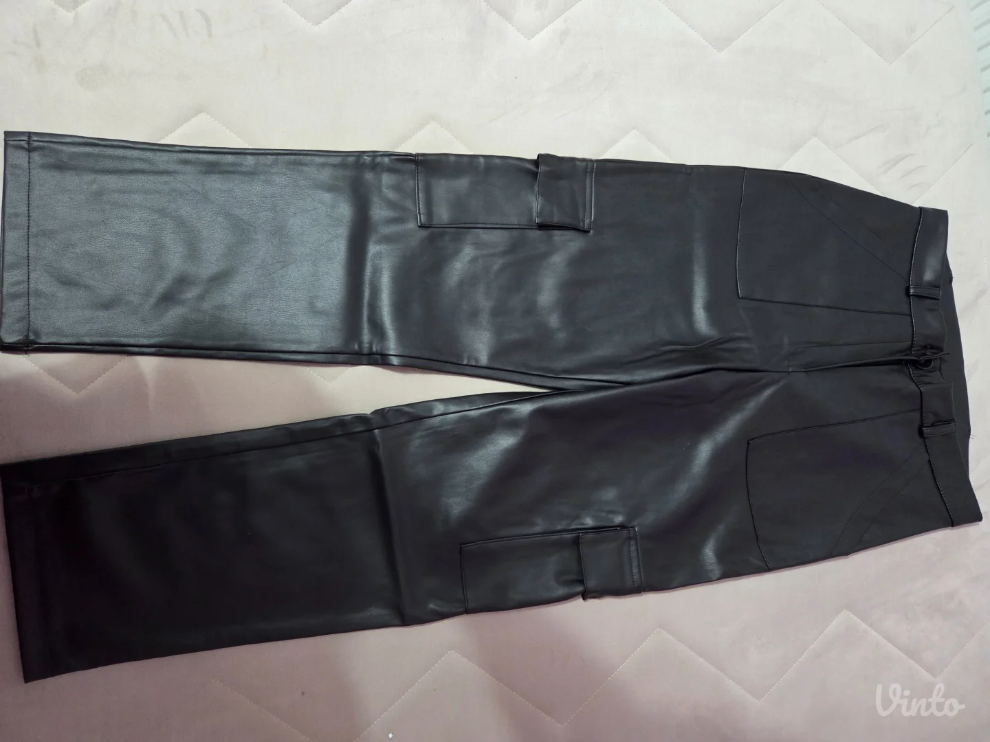 Crne kožne pantalone sa dzepovima