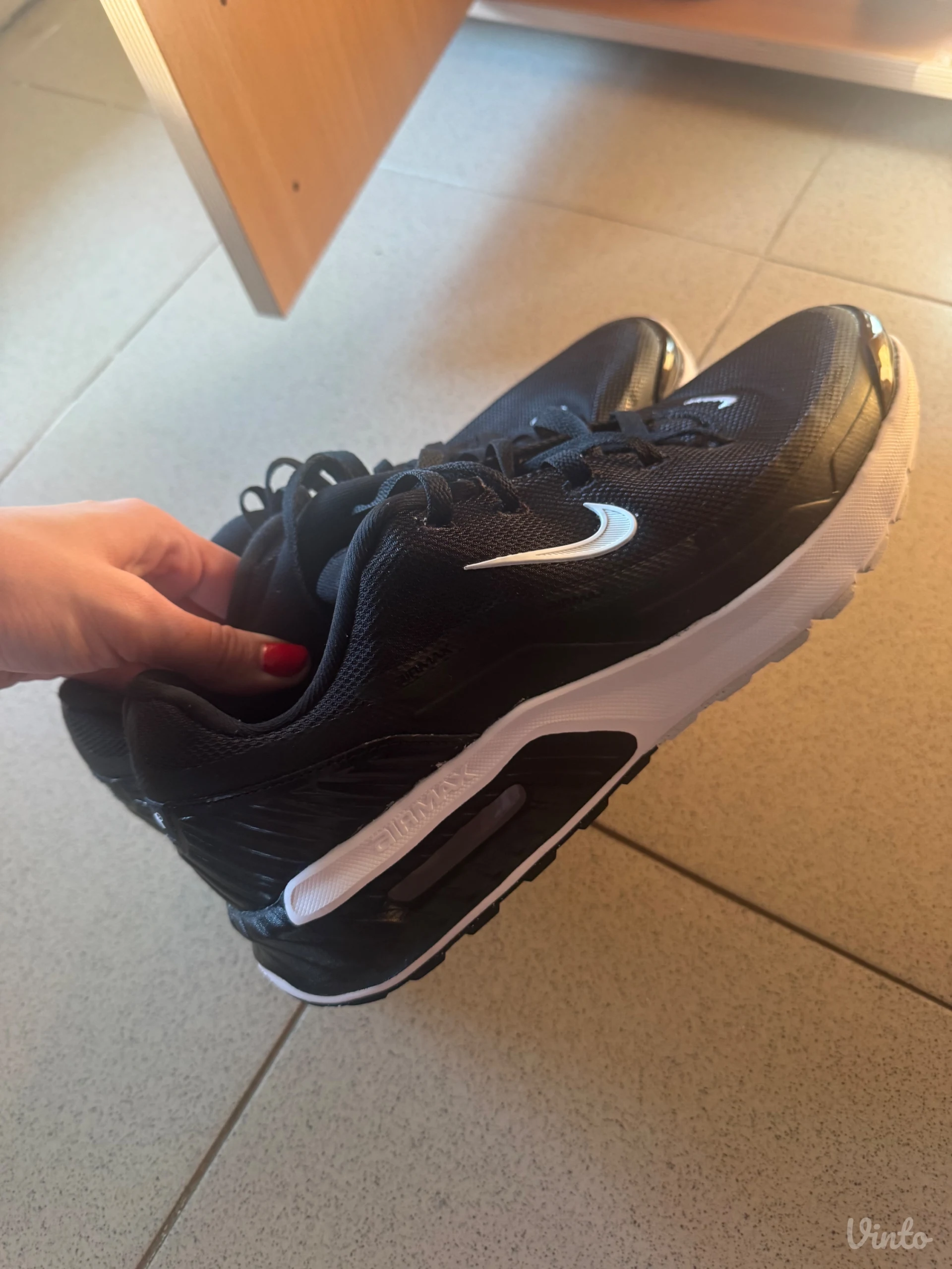 Nove patike nike