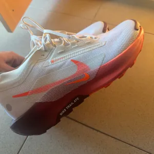 Nove patike nike
