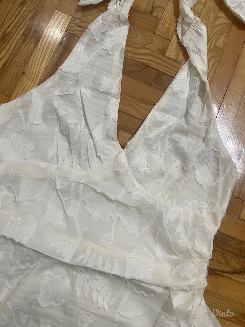 Bela ženska haljina