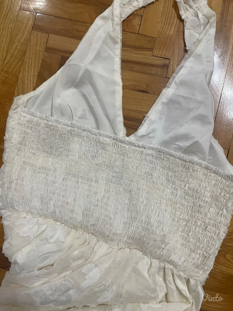 Bela ženska haljina