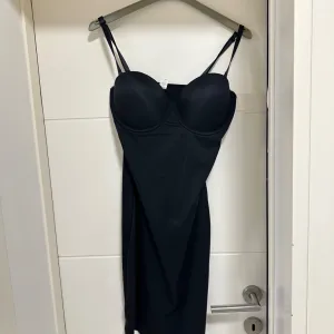 Crna steznik haljina