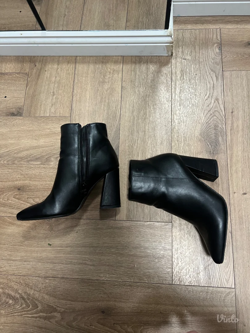 Crne gleznjace sa debelom stiklom