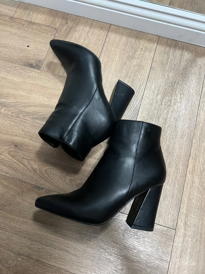 Crne gleznjace sa debelom stiklom