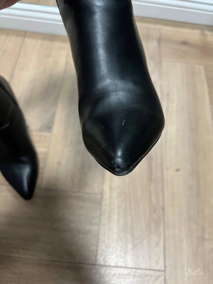 Crne gleznjace sa debelom stiklom