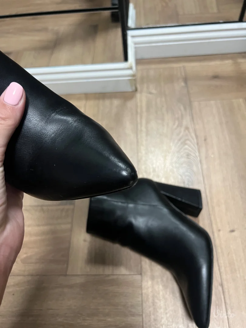 Crne gleznjace sa debelom stiklom