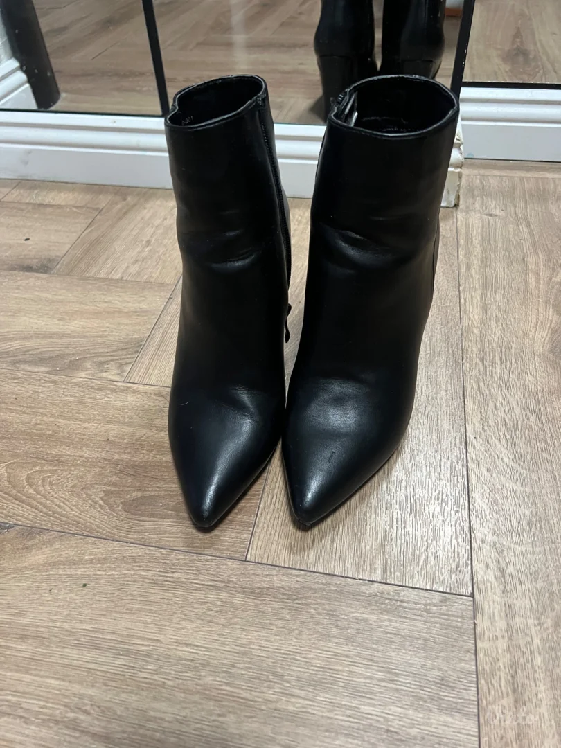 Crne gleznjace sa debelom stiklom