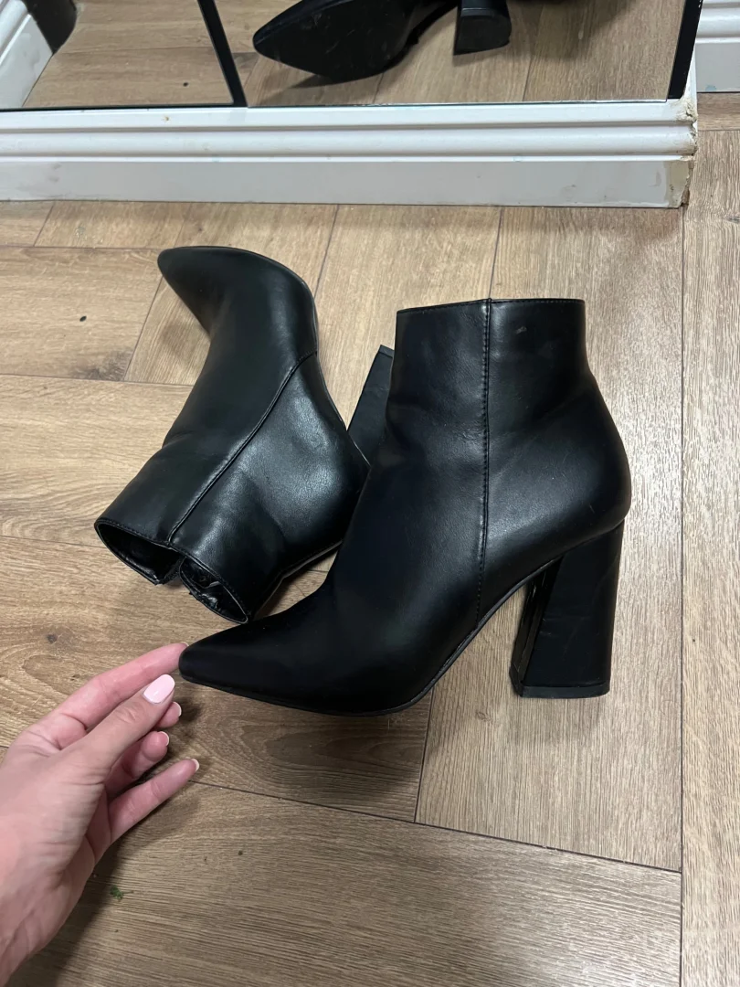 Crne gleznjace sa debelom stiklom