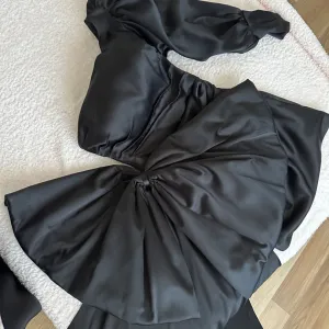 Elegantna crna satenska haljina S/M