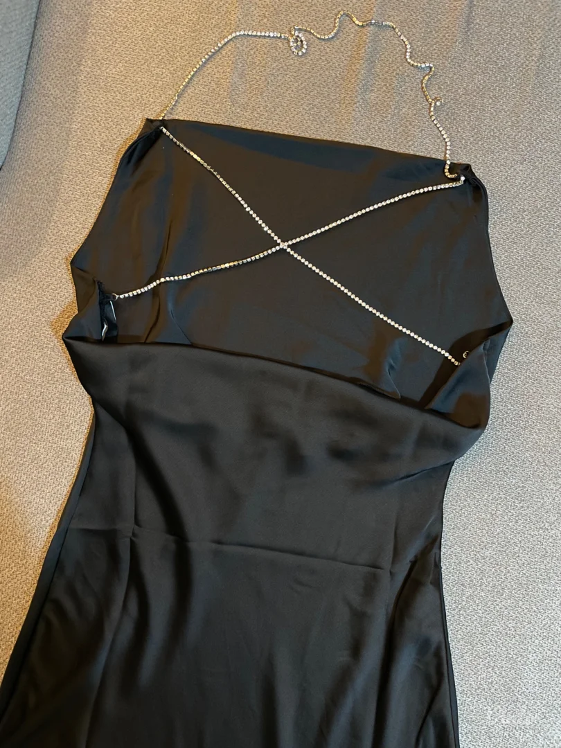 Crna satenska haljina