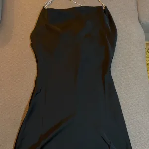 Crna satenska haljina