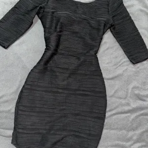 Crna ženska haljina