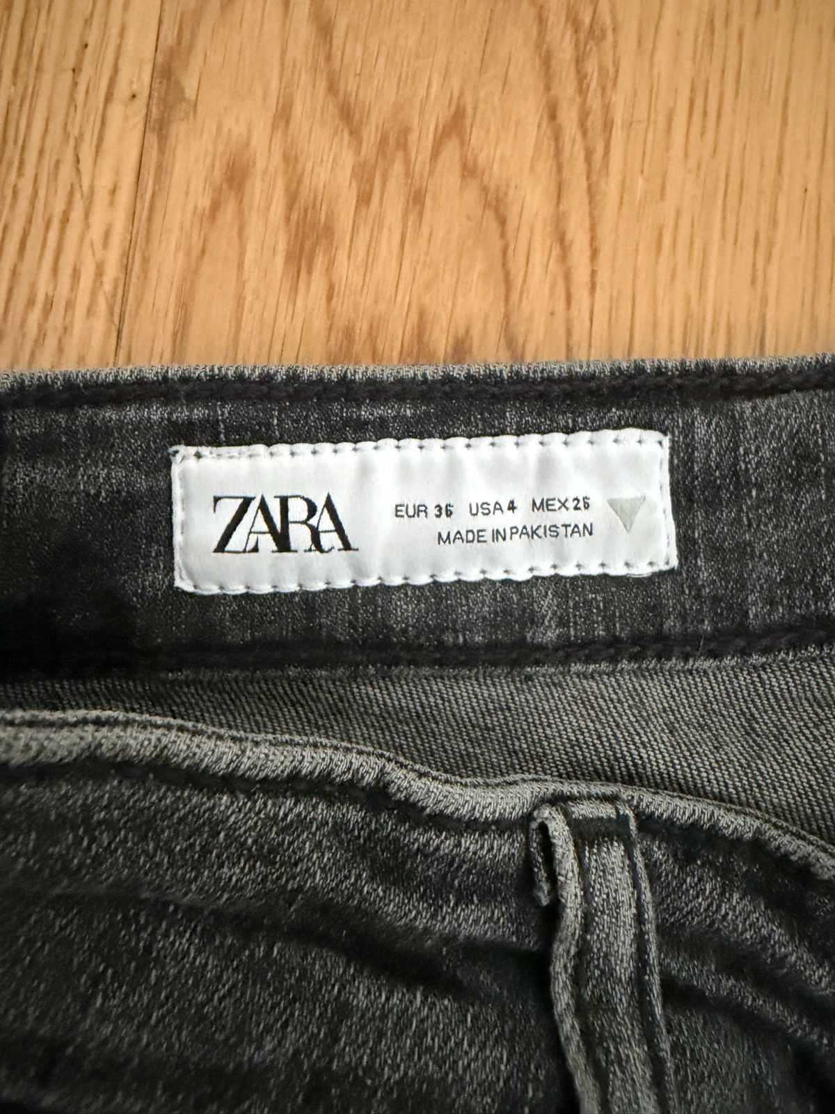 Zara crne farmerke 36