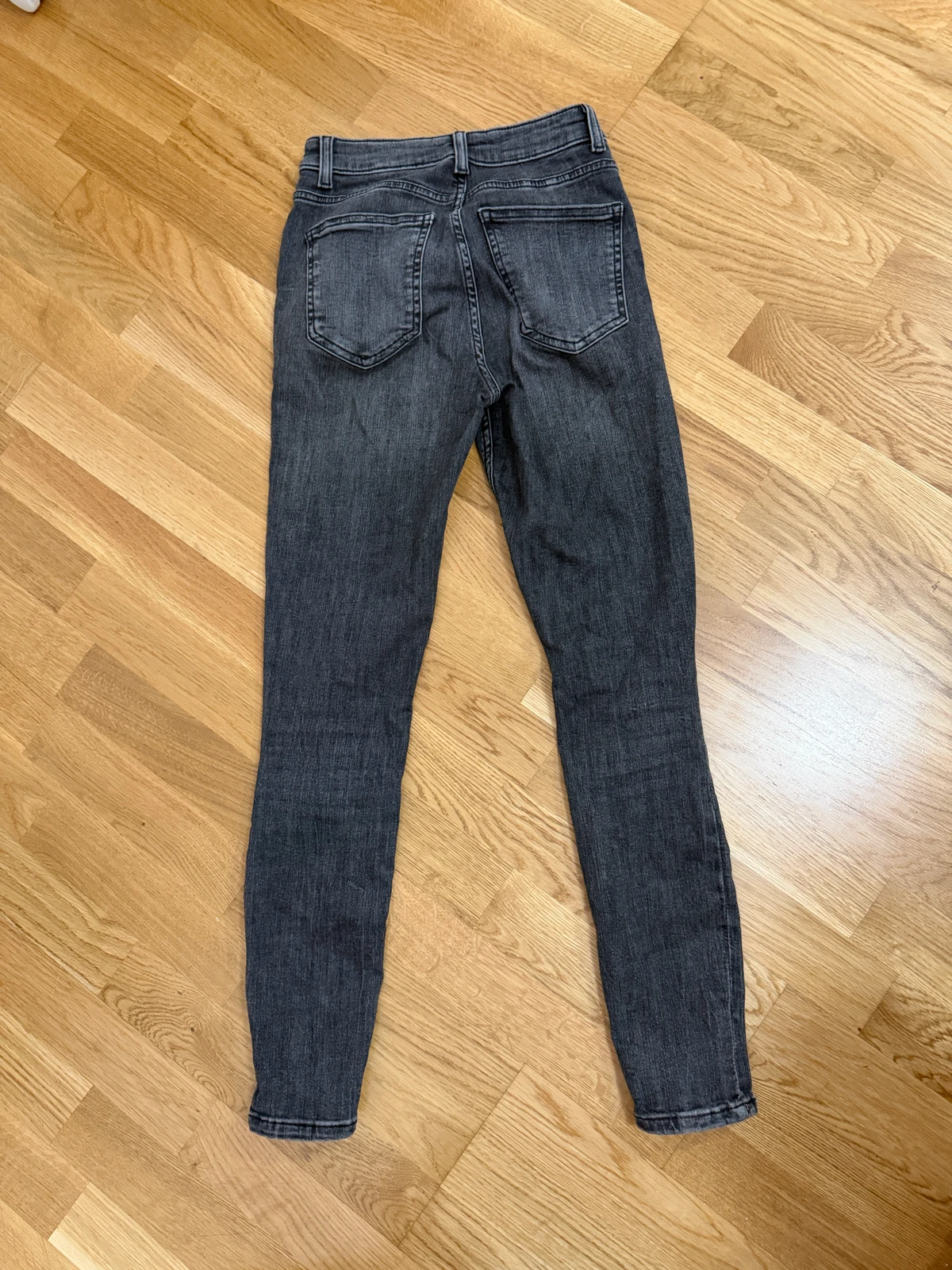 Zara crne farmerke 36