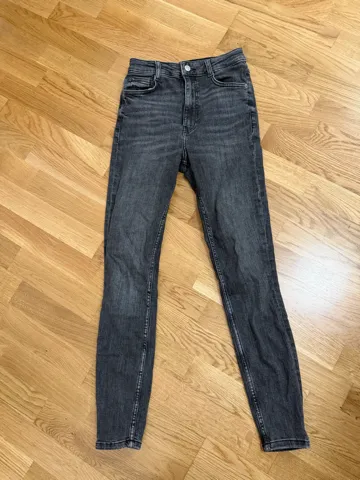 Zara crne farmerke 36