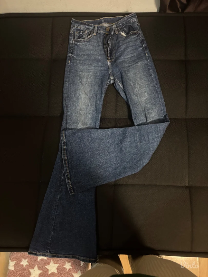 Bershka - farmerke zvoncare